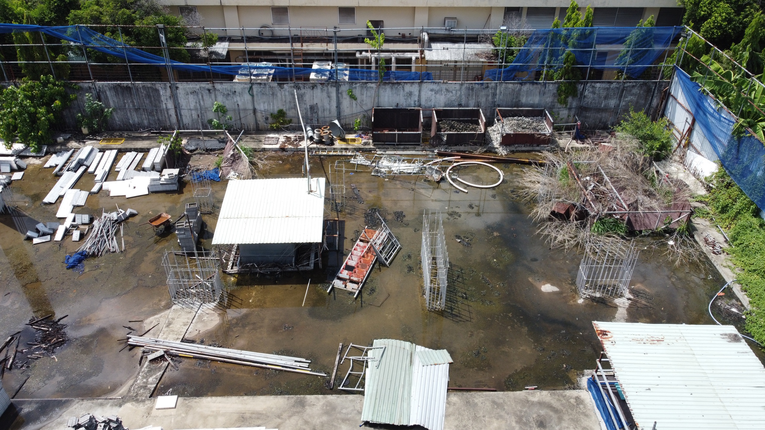 近距离观察胡志明市未批准施工、等待法律解决的Lancaster Lincoln违规项目