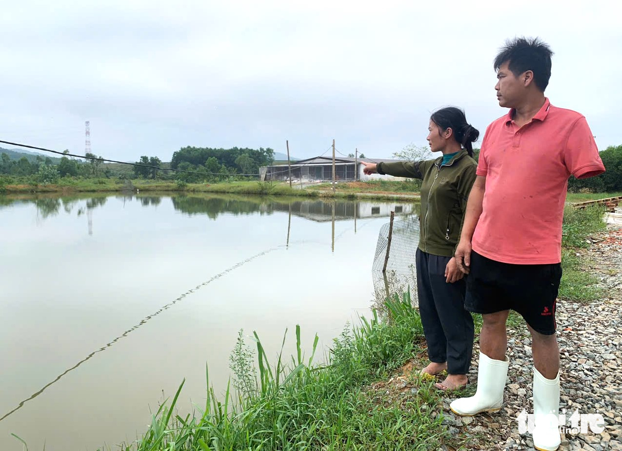 一对夫妇无助地看着洪水冲走了他们第一次创业的财产