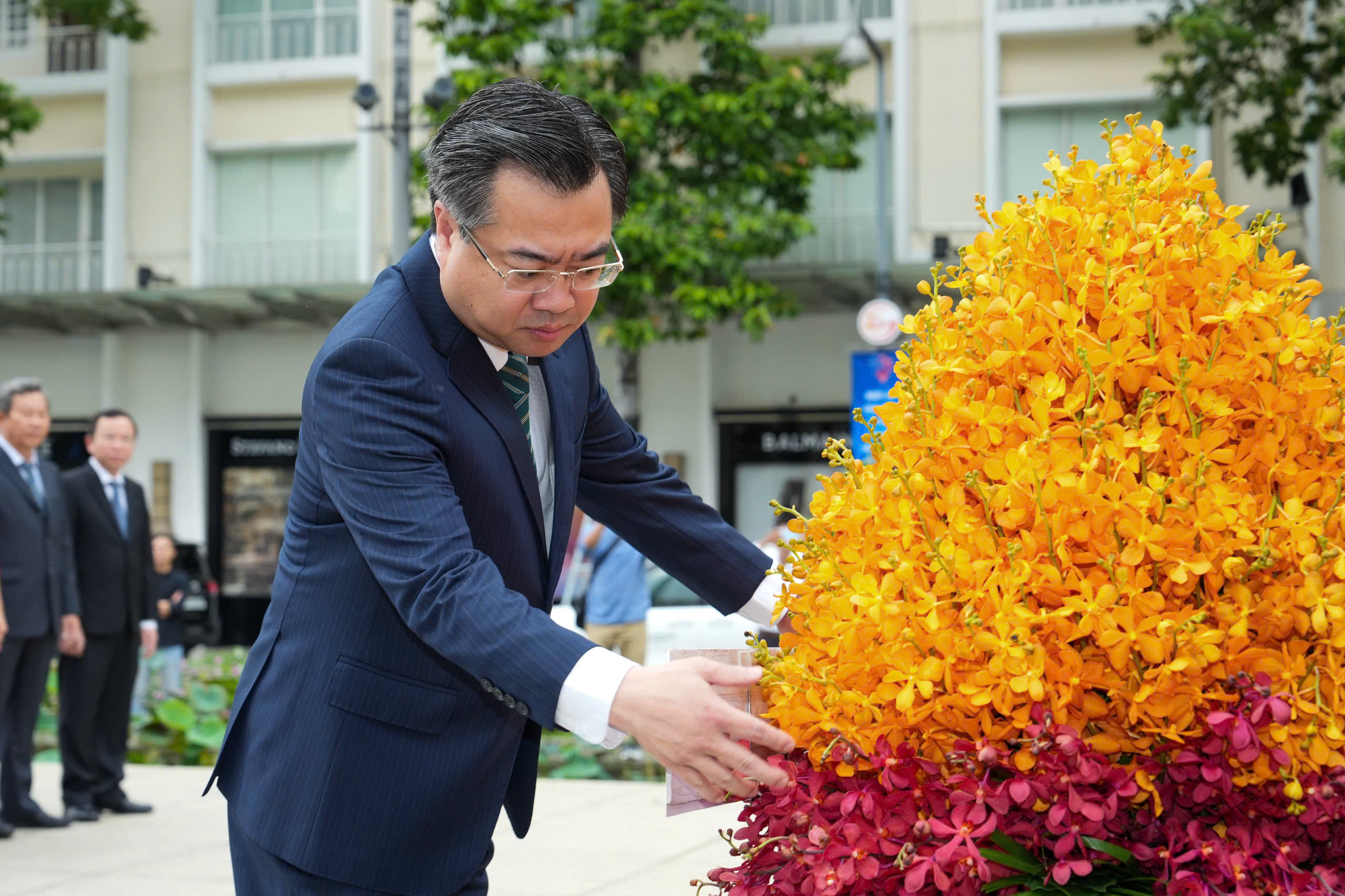 胡志明市领导在越南新闻日100周年纪念日向胡志明主席献花