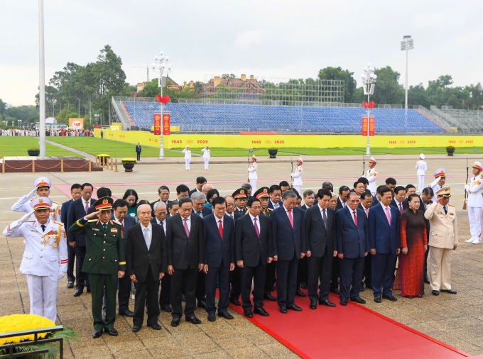 党和国家领导人祭奠胡志明主席，向英雄烈士敬香