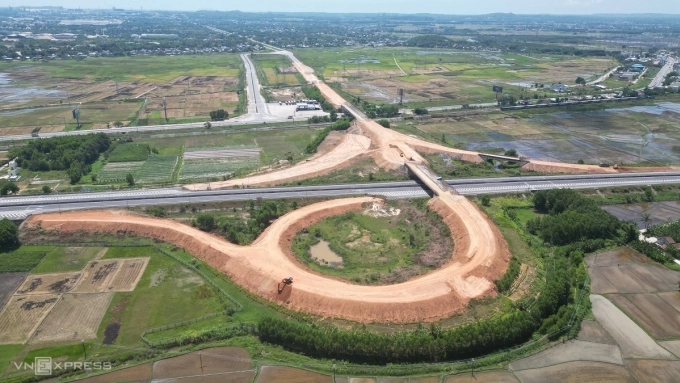 重建岘港-广义高速公路上7年未完成的交汇处
