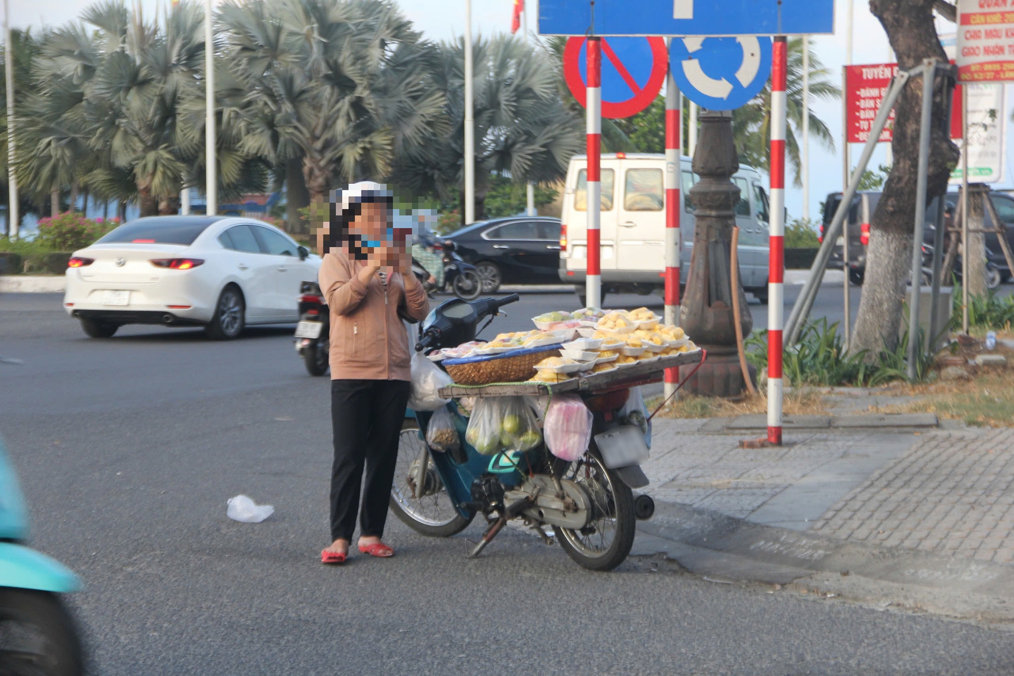 街头小贩、乞讨拉扯，岘港寻求处理方式，呼吁游客‘不要给钱’