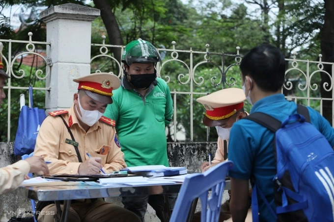 河内交警对大量在人行道上骑摩托车的人进行处罚