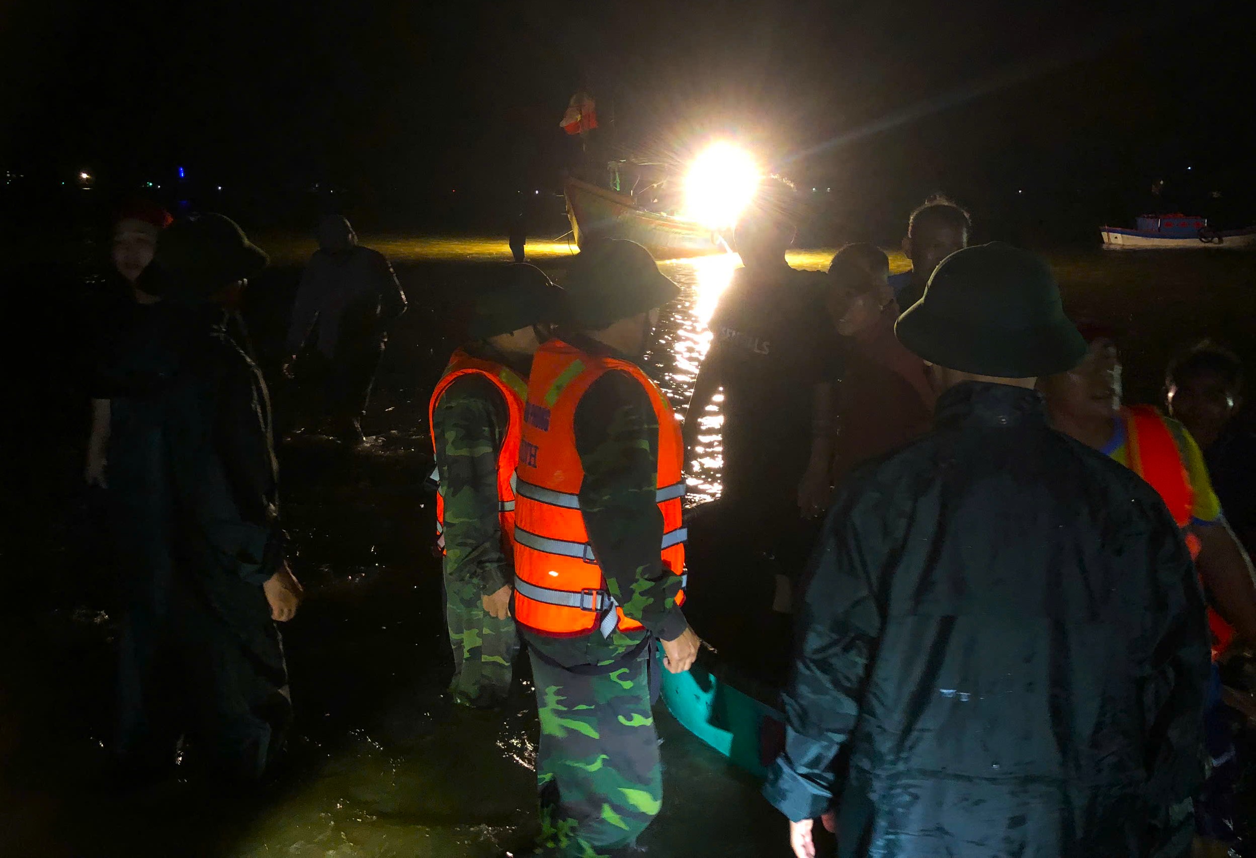 34人在天琴海沉没的旅游船上如何获救？