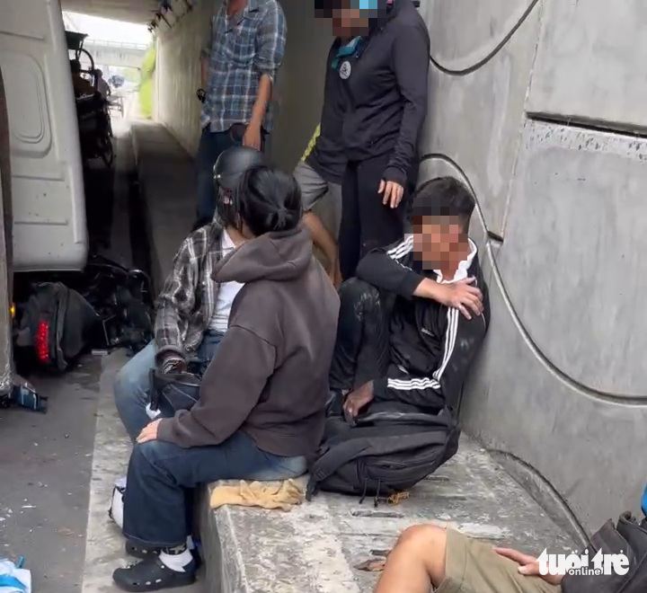 蓝色车牌29A卡车行驶禁行路段，撞上桥墩，翻车压坏两辆摩托车在守德