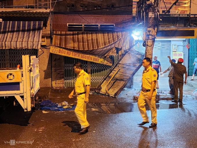胡志明市两摩托车冲入民宅，两人死亡