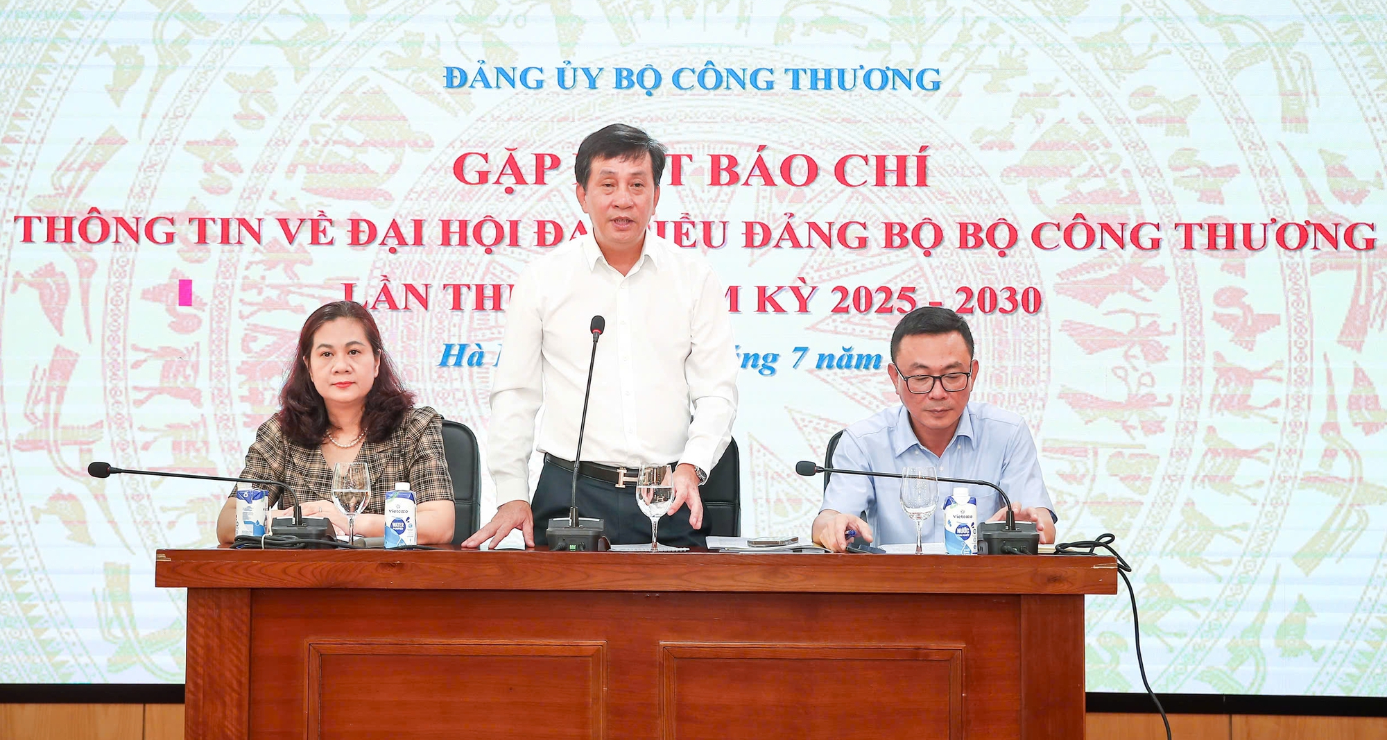 即将召开的工业和贸易部党代会如何为下一任期准备人事？