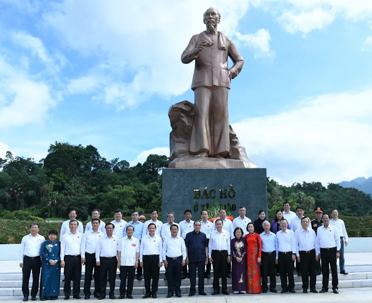 国会主席剪彩庆祝孙德胜主席纪念堂在新潮落成