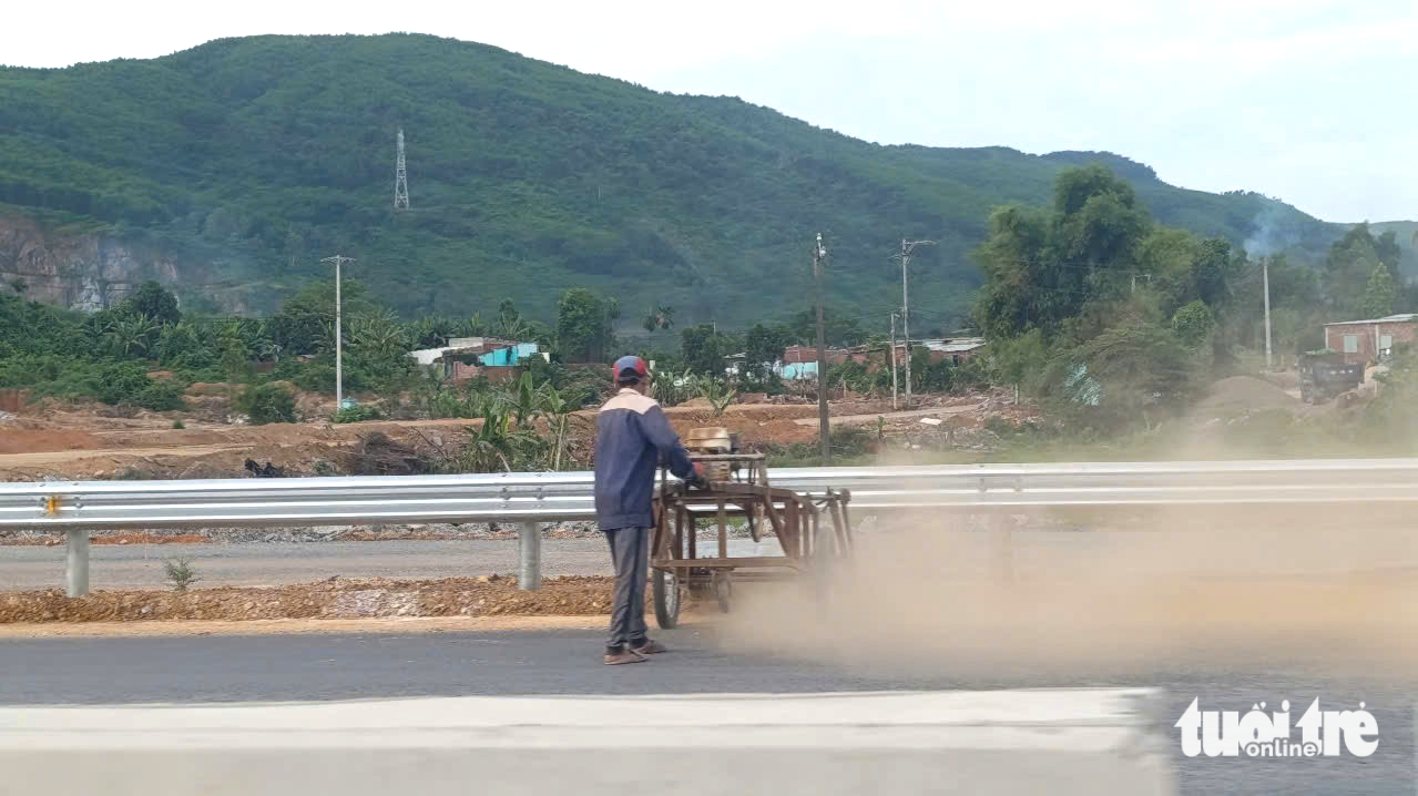 在和联-绥禄高速公路上使用吹尘机造成尘土飞扬