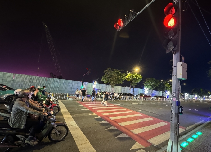 胡志明市为行人安装交通信号灯