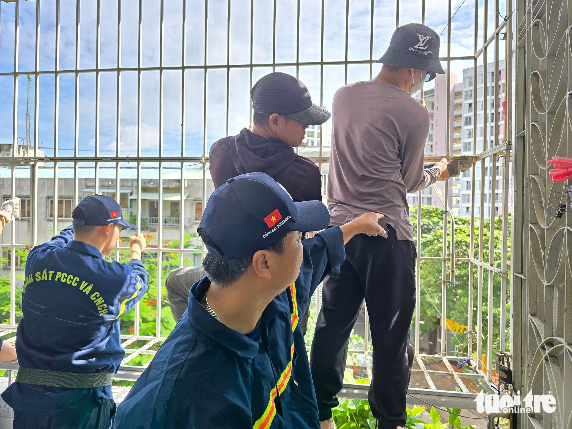 统一行动：原守德市12个区同步开展拆除'虎笼'、开辟逃生通道活动