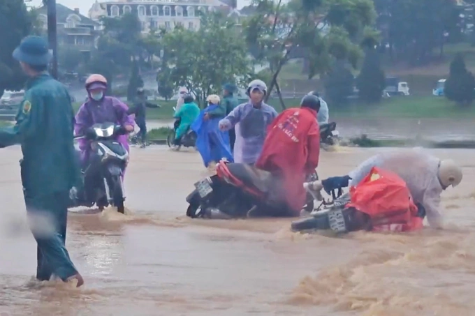 大叻大雨后积水