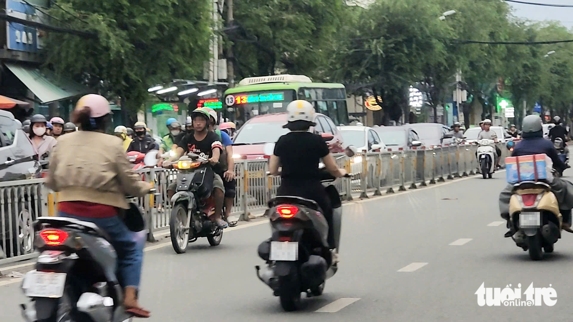 尽管有分隔带，摩托车、自行车仍接连逆行