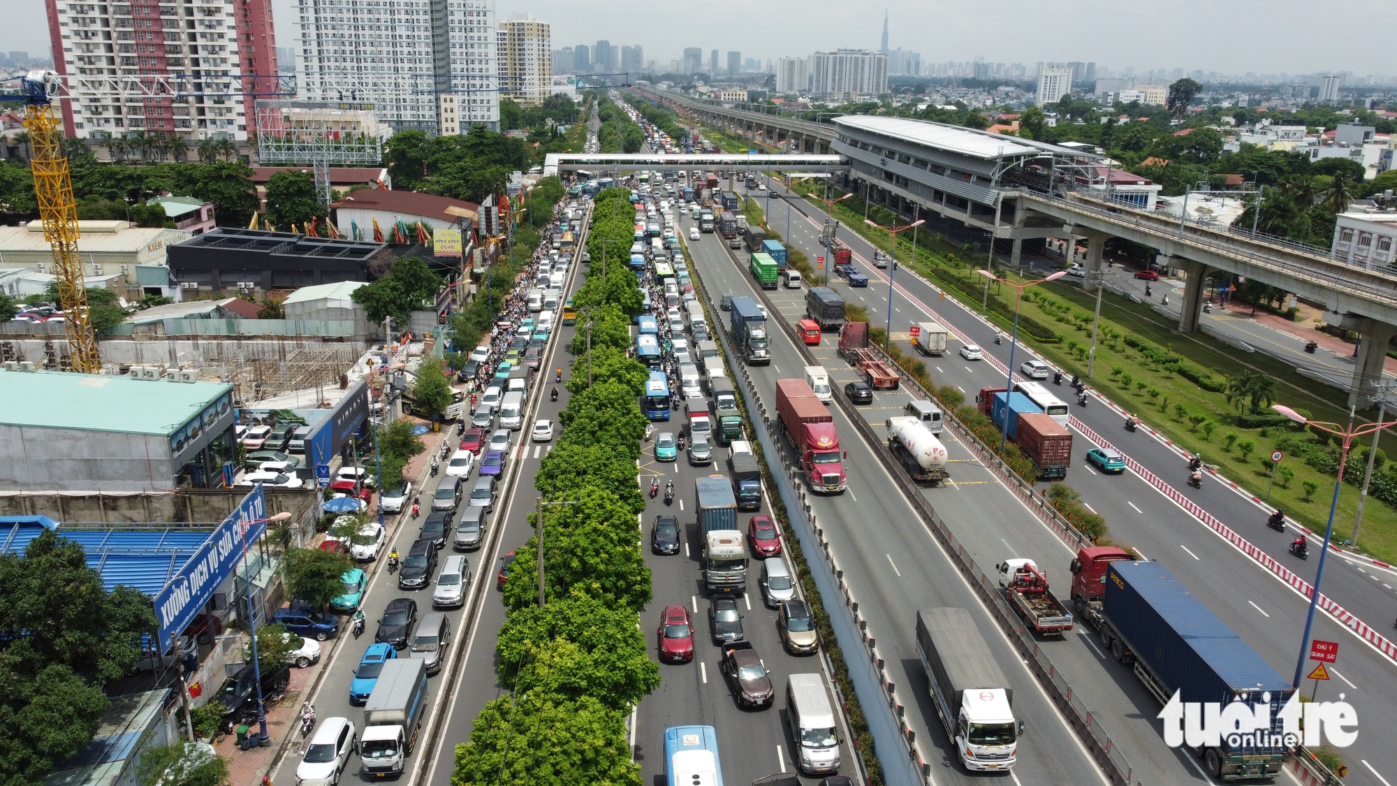 中午阳光下的守德十字路口四面堵车，原因何在？