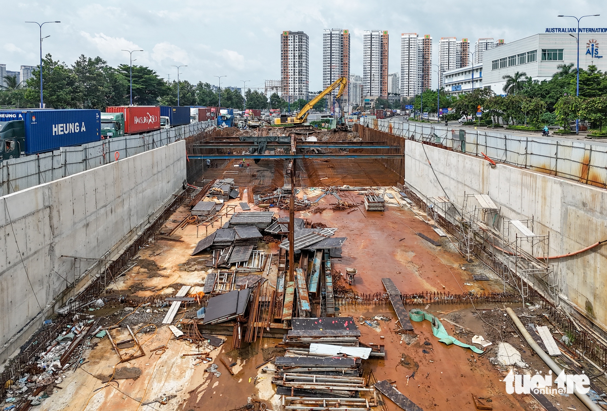 安富交叉口施工现场全景，进度缓慢，尽管还有6个月就要完工