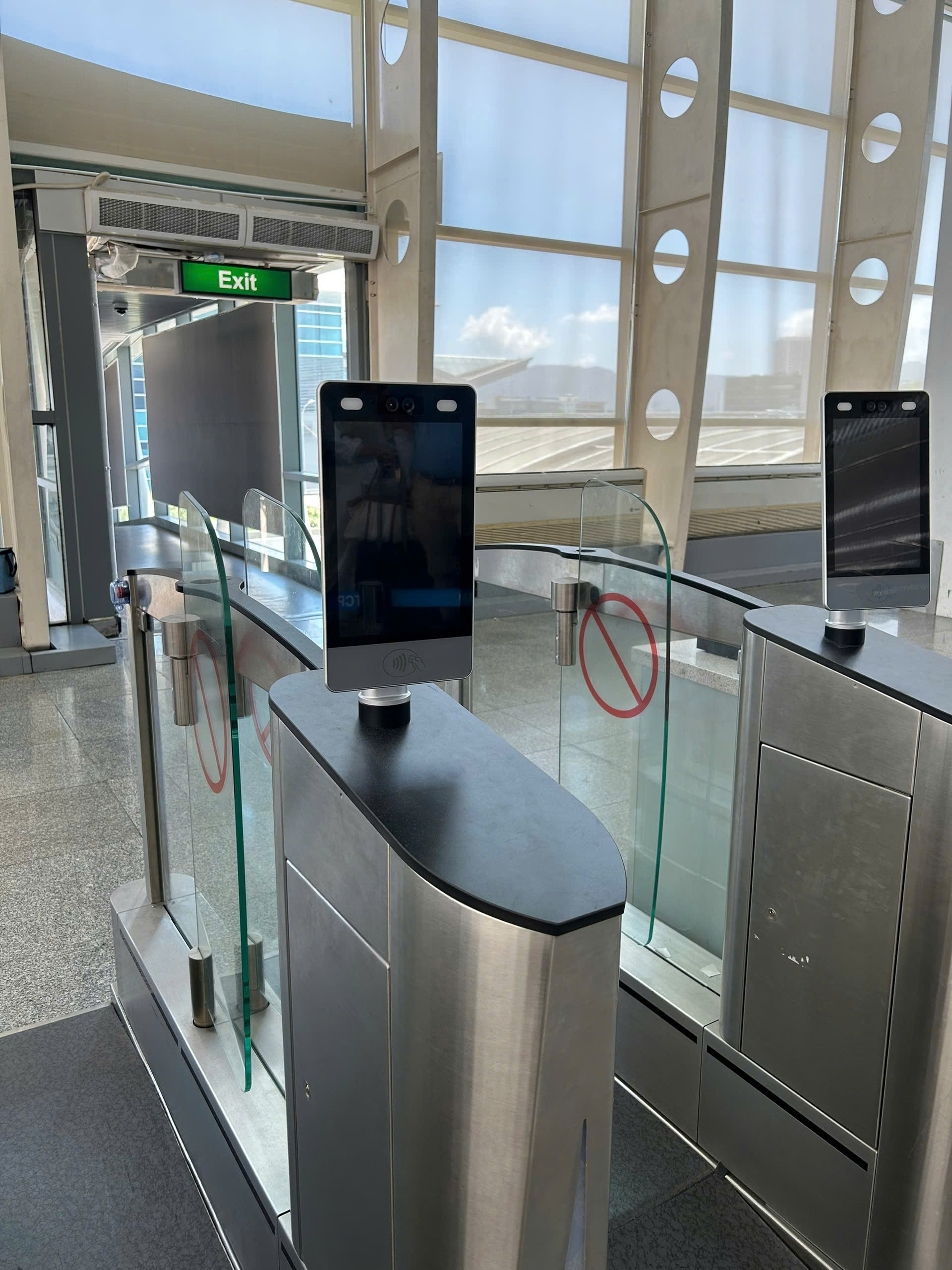 岘港机场为越南航空、越捷国内航班旅客使用VNeID办理手续