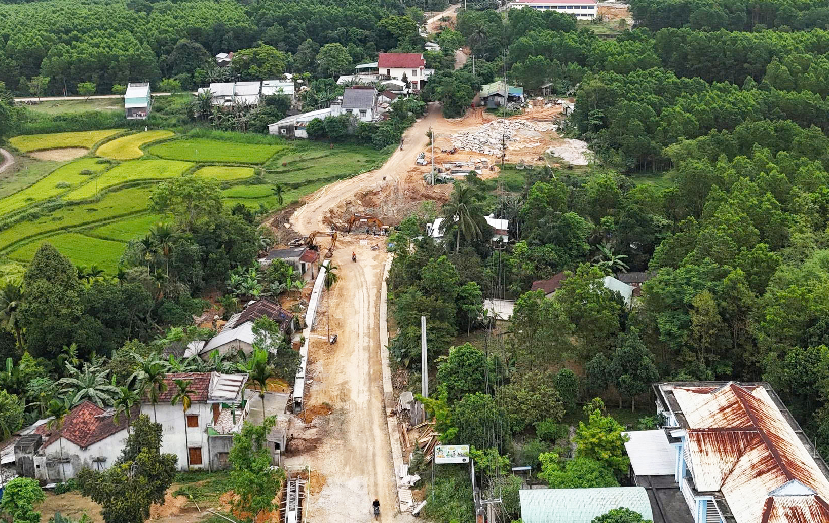 中部地区连接道路开工两年仅移交一半用地