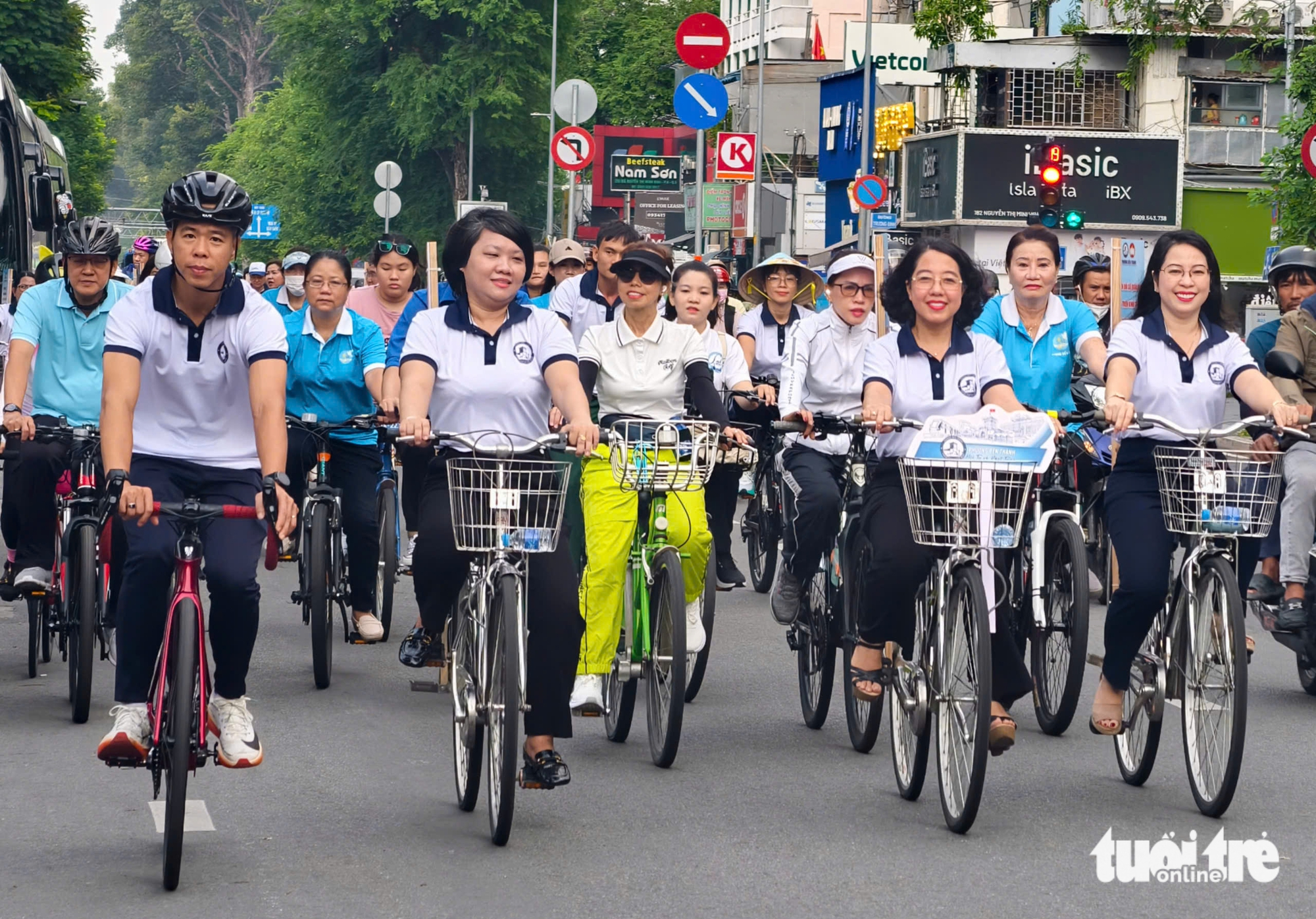 超过100人骑自行车游行到边城市场庆祝边城坊成立