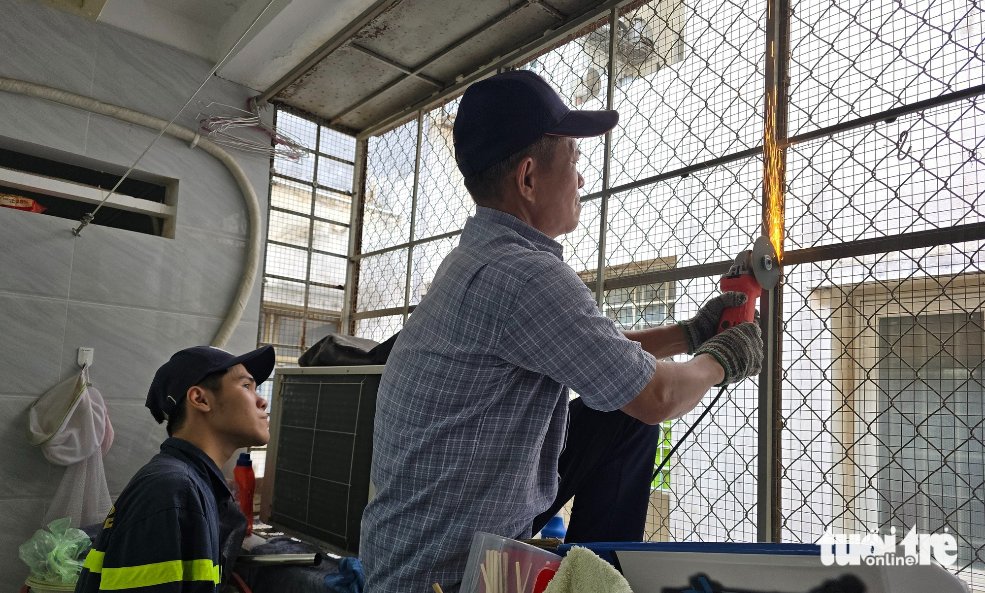 拆除胡志明市的'老虎笼'：居民听完解释后惊恐万分，立即全力拆除