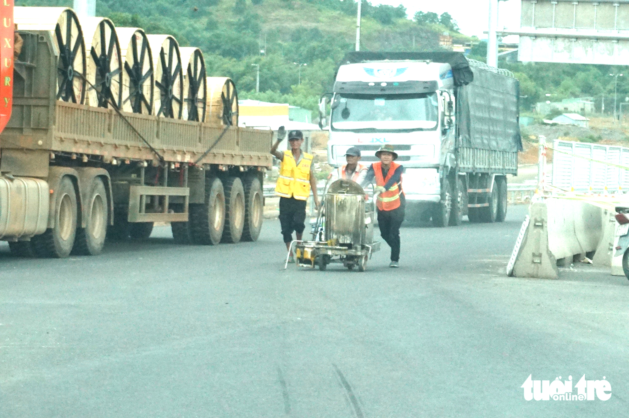 岘港和连-绥龙高速公路11.5公里路段在通车前亮相