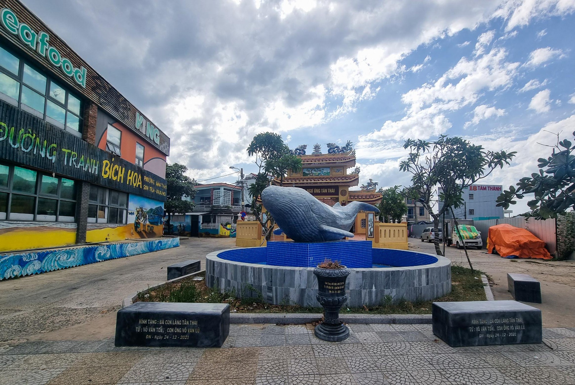 岘港海边壁画街在旅游旺季冷清