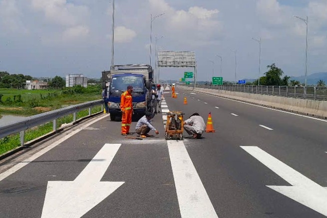 重新划设永好-潘切高速公路上的车道标记