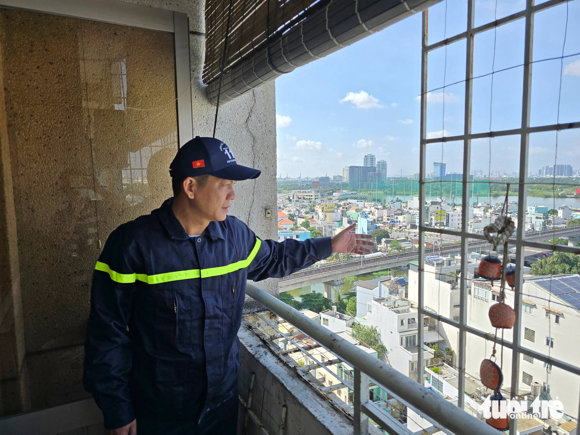 胡志明市许多公寓居民拆除'铁笼'，开辟逃生通道