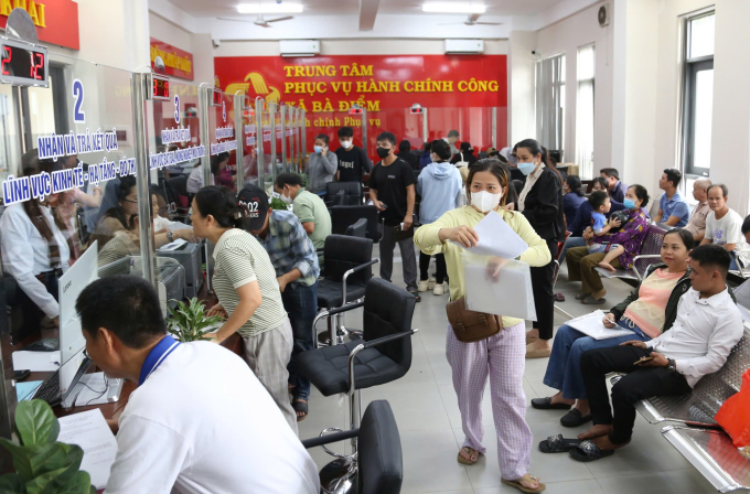 省市合并首日，民众办理手续激增