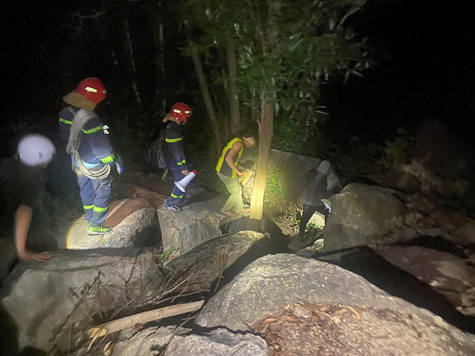 三名游客在黄牛山迷路
