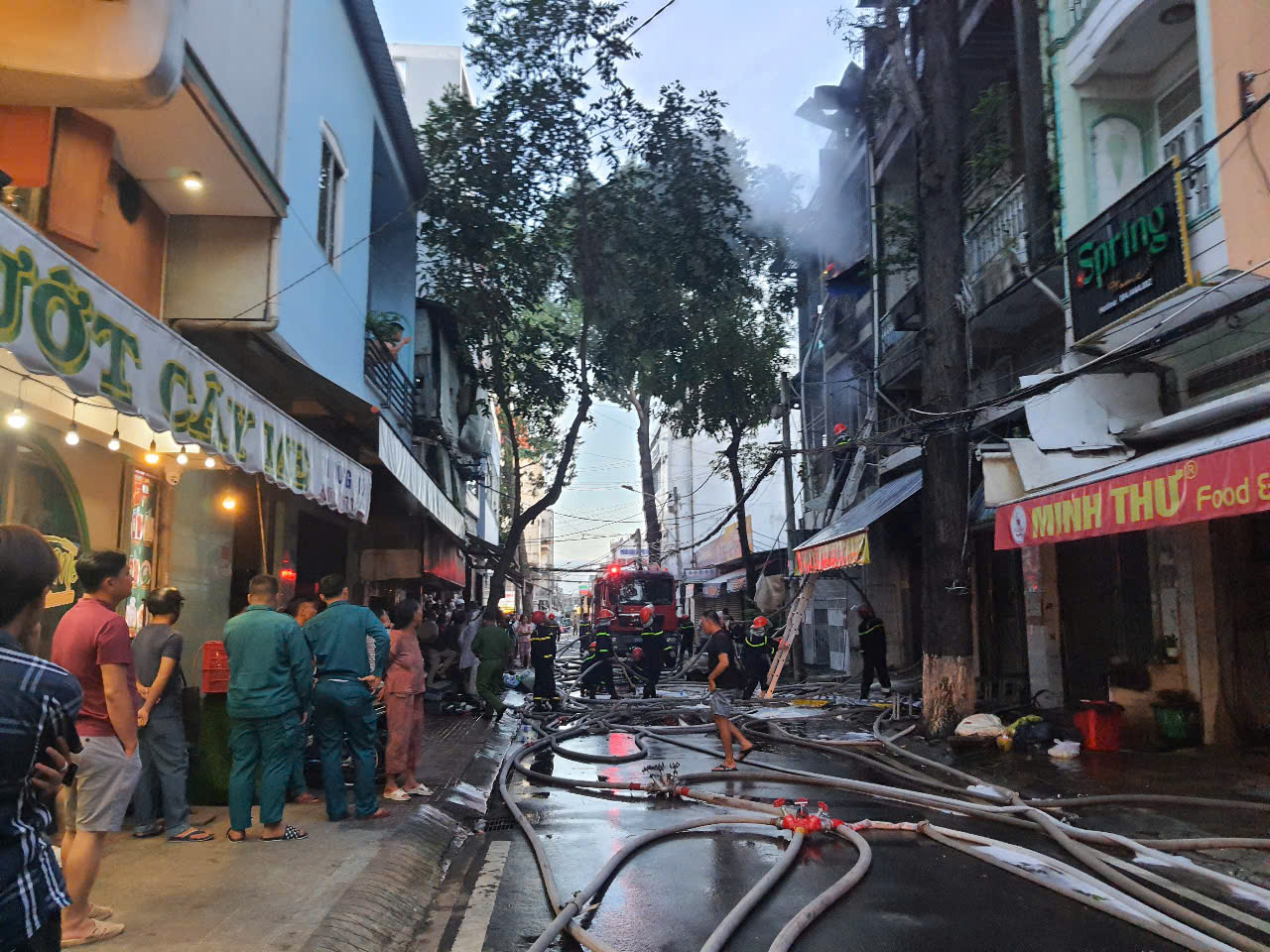 芹苴市中心一家卖金银纸的商店发生大火