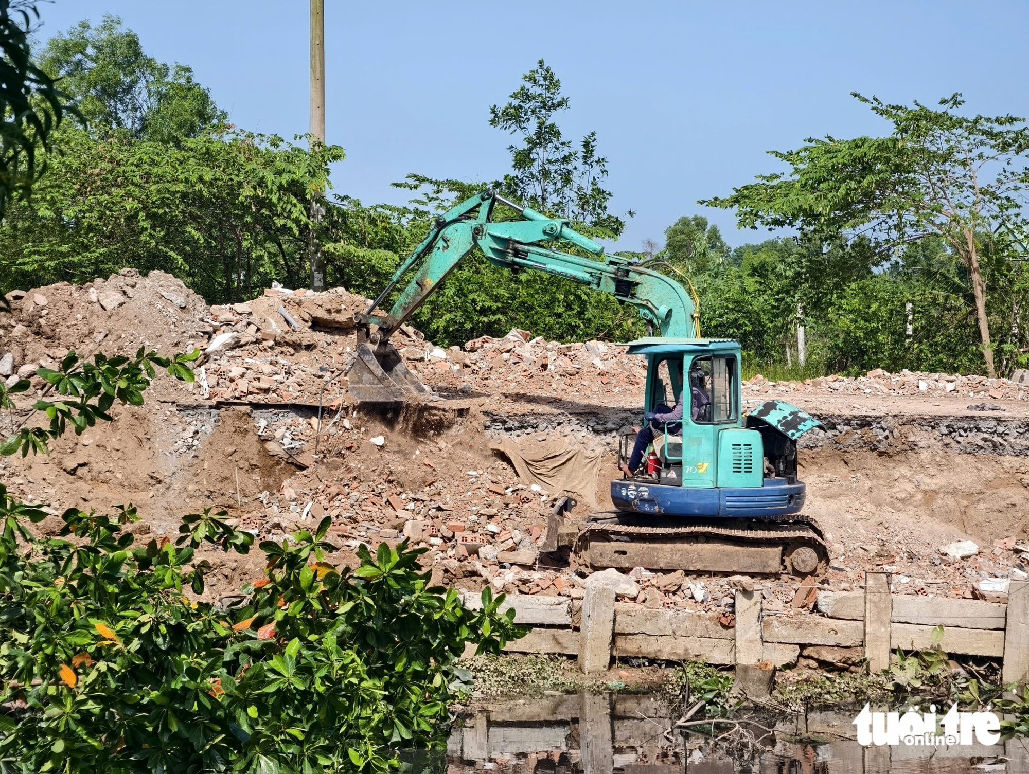 胡志明市Xóm Hố路滑坡，职能部门正在处理事故