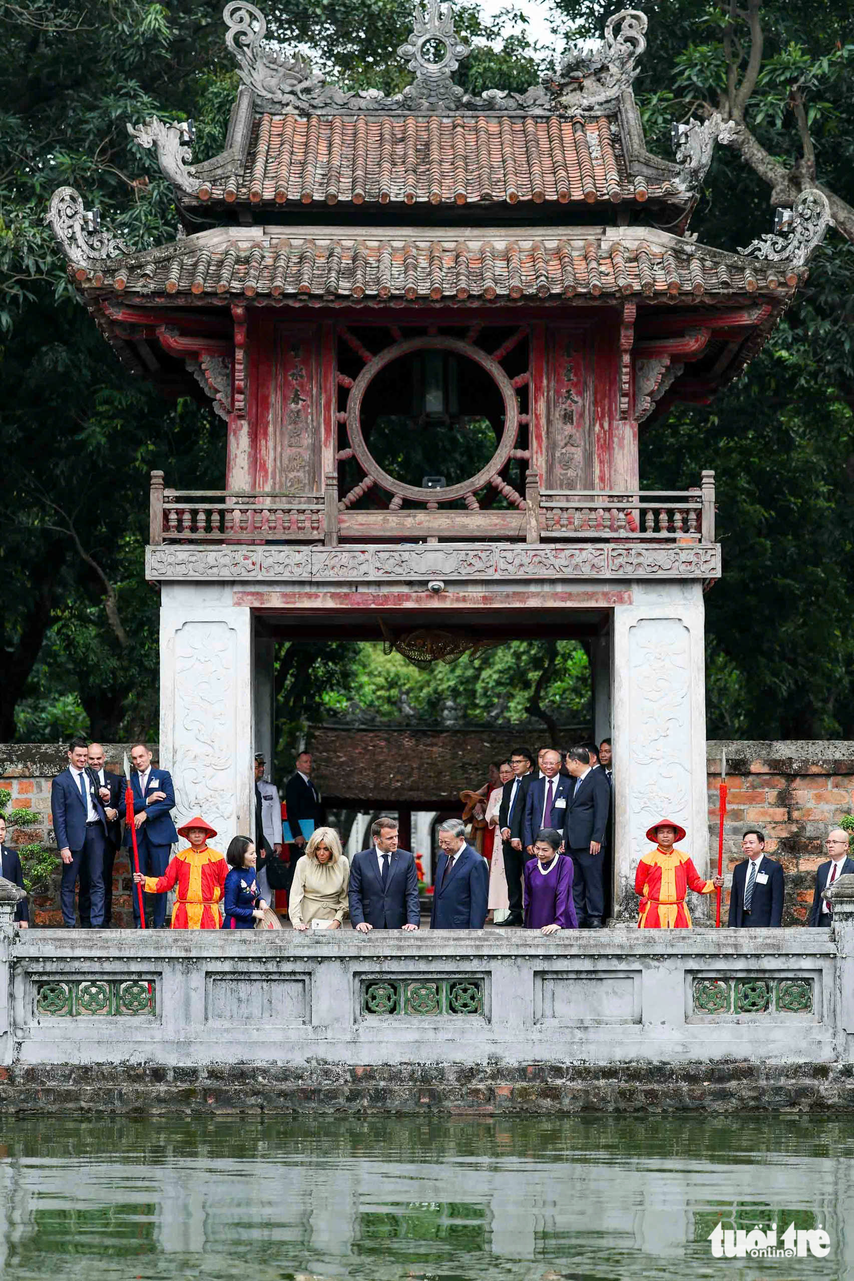 法国总统马克龙与总书记苏林参观文庙-国子监时敲响雷鼓