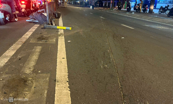 胡志明市汽车撞上7辆摩托车，母子俩死亡