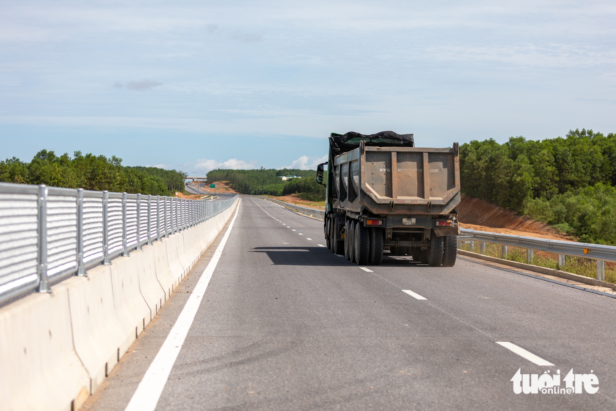 万宁-甘露高速公路在并入省份前一天通车