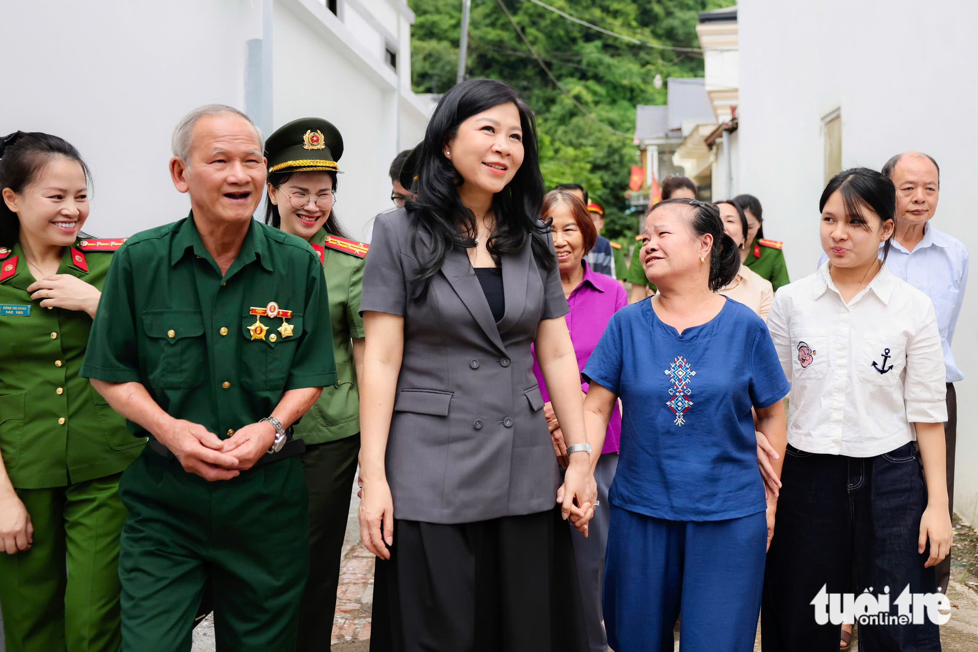 吴芳丽夫人慰问烈士和伤兵家属：情义时刻