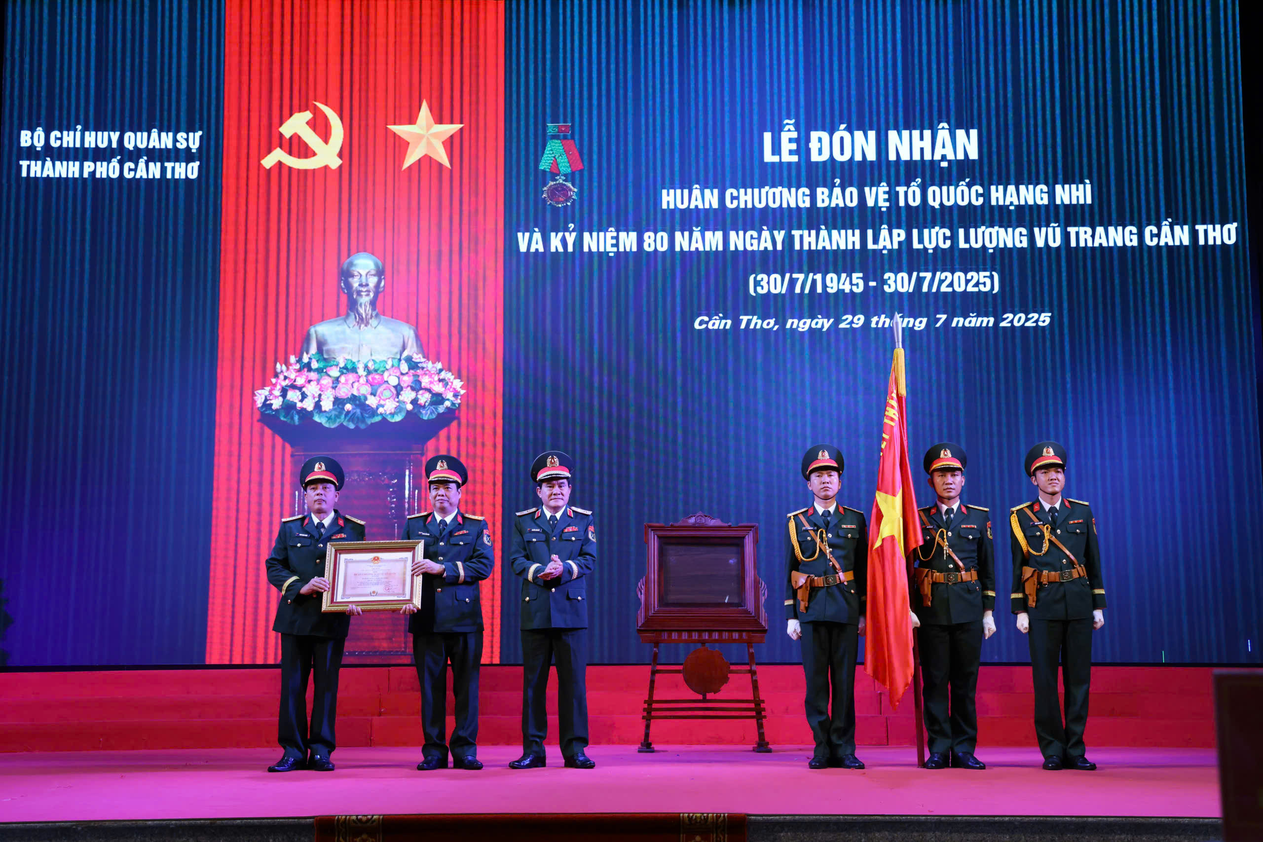 芹苴武装力量荣获二级保卫祖国勋章