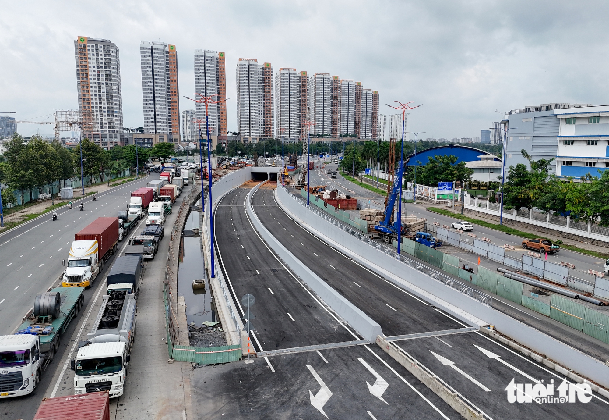 安富交叉口施工现场全景，进度缓慢，尽管还有6个月就要完工