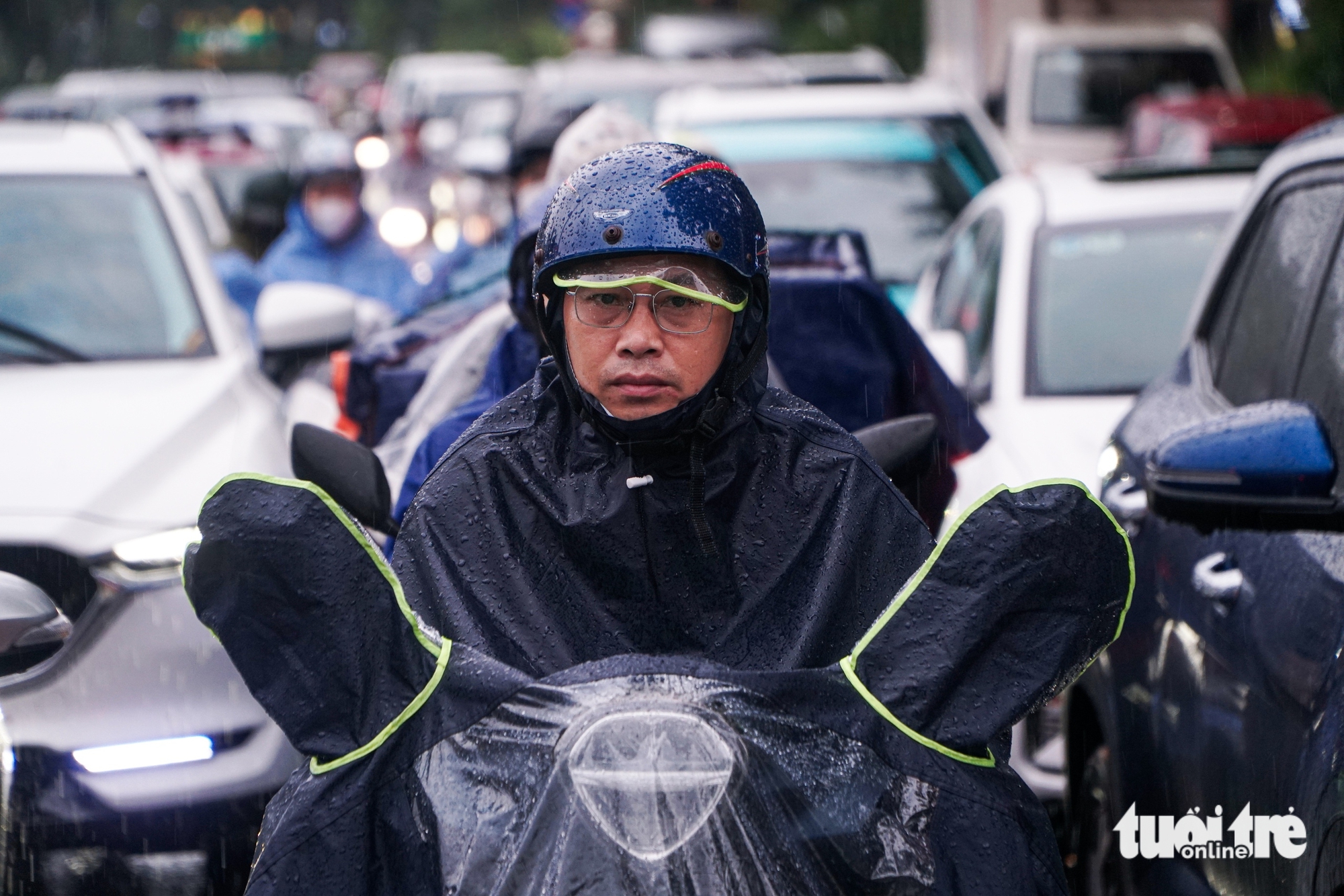 河内市民因下班高峰大雨缓慢回家