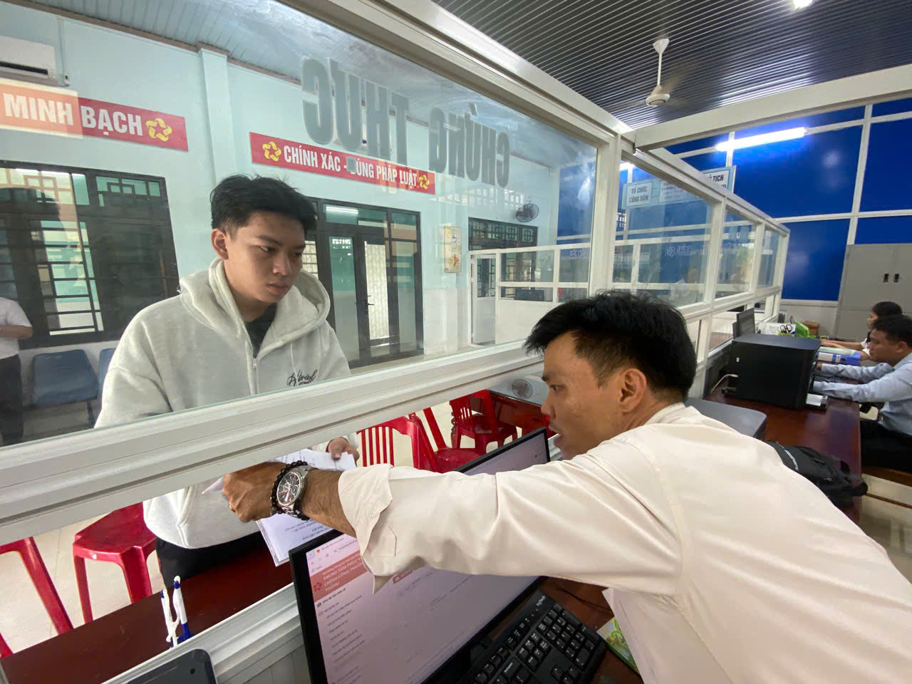 市民在新岘港市的第一天来到乡、坊办公室，意外收到……鲜花和祝贺