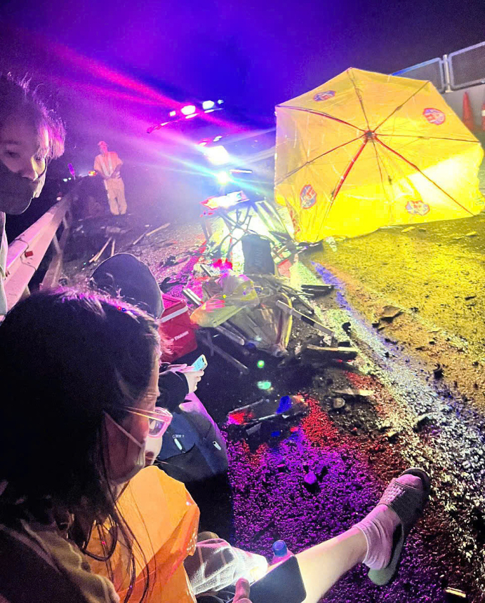 永好-潘切高速公路上卧铺车追尾客车，3人死亡