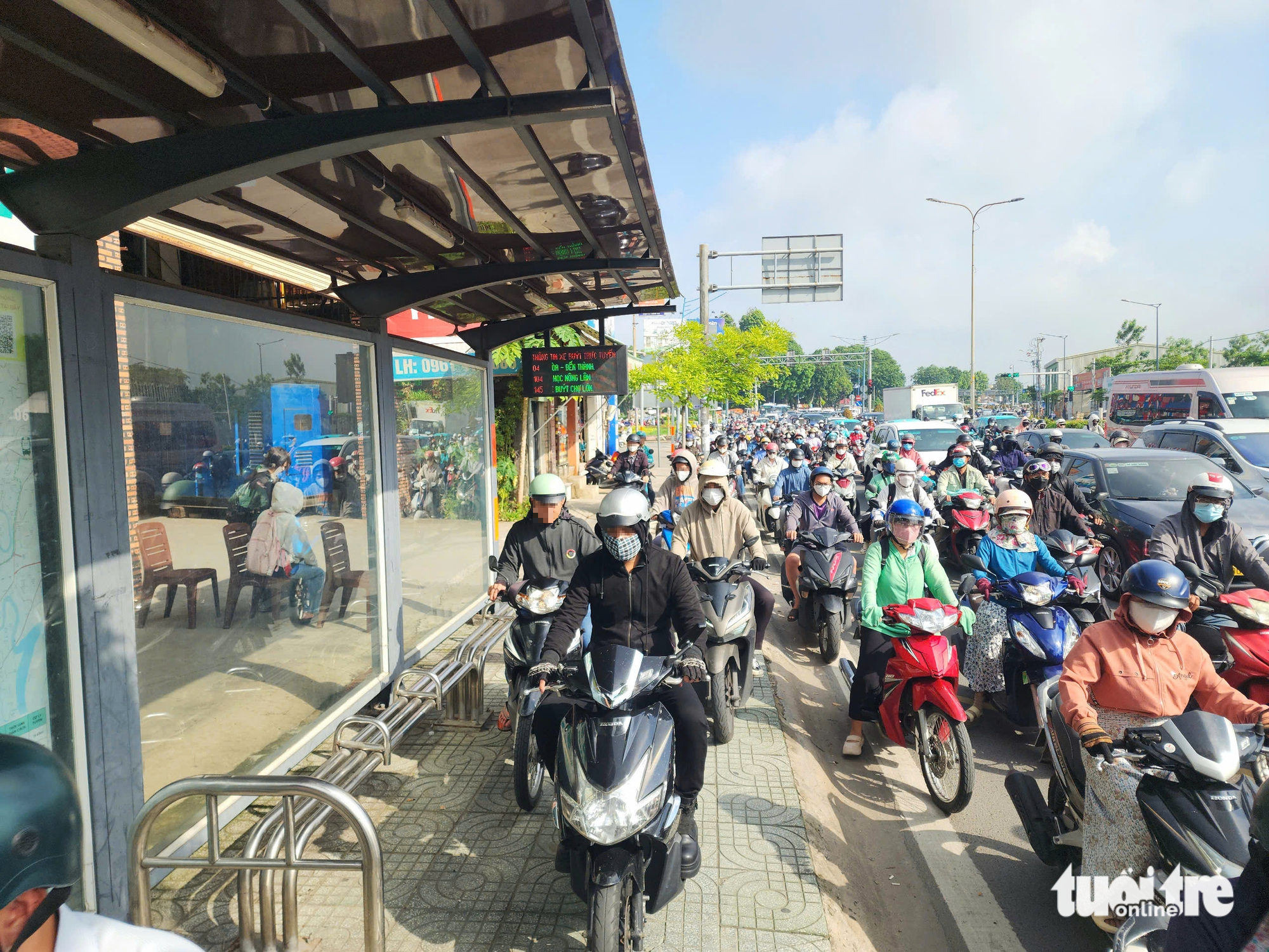 罚款高达600万越南盾，许多人仍争相骑摩托车上人行道