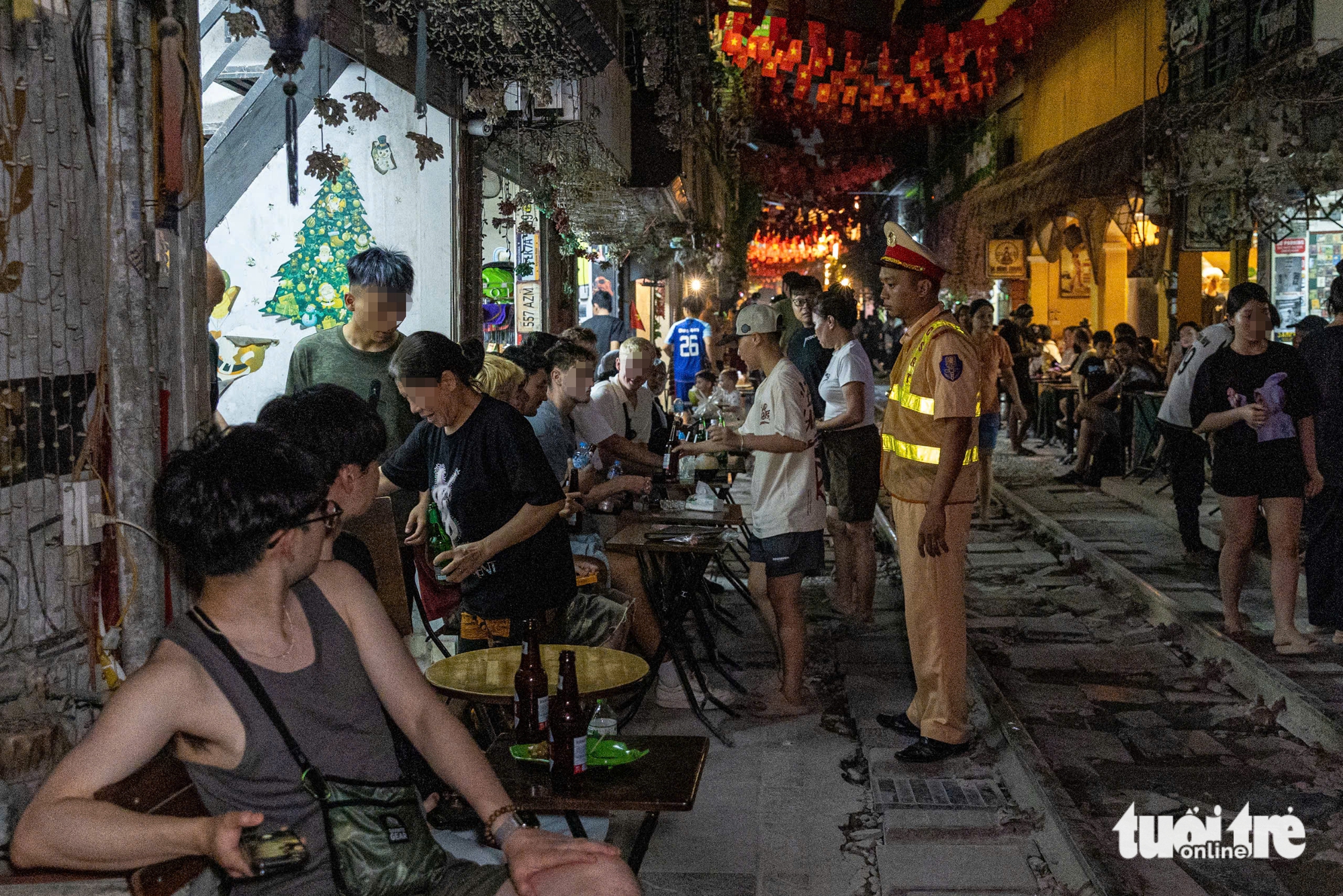 警察邀请数百游客离开火车咖啡街