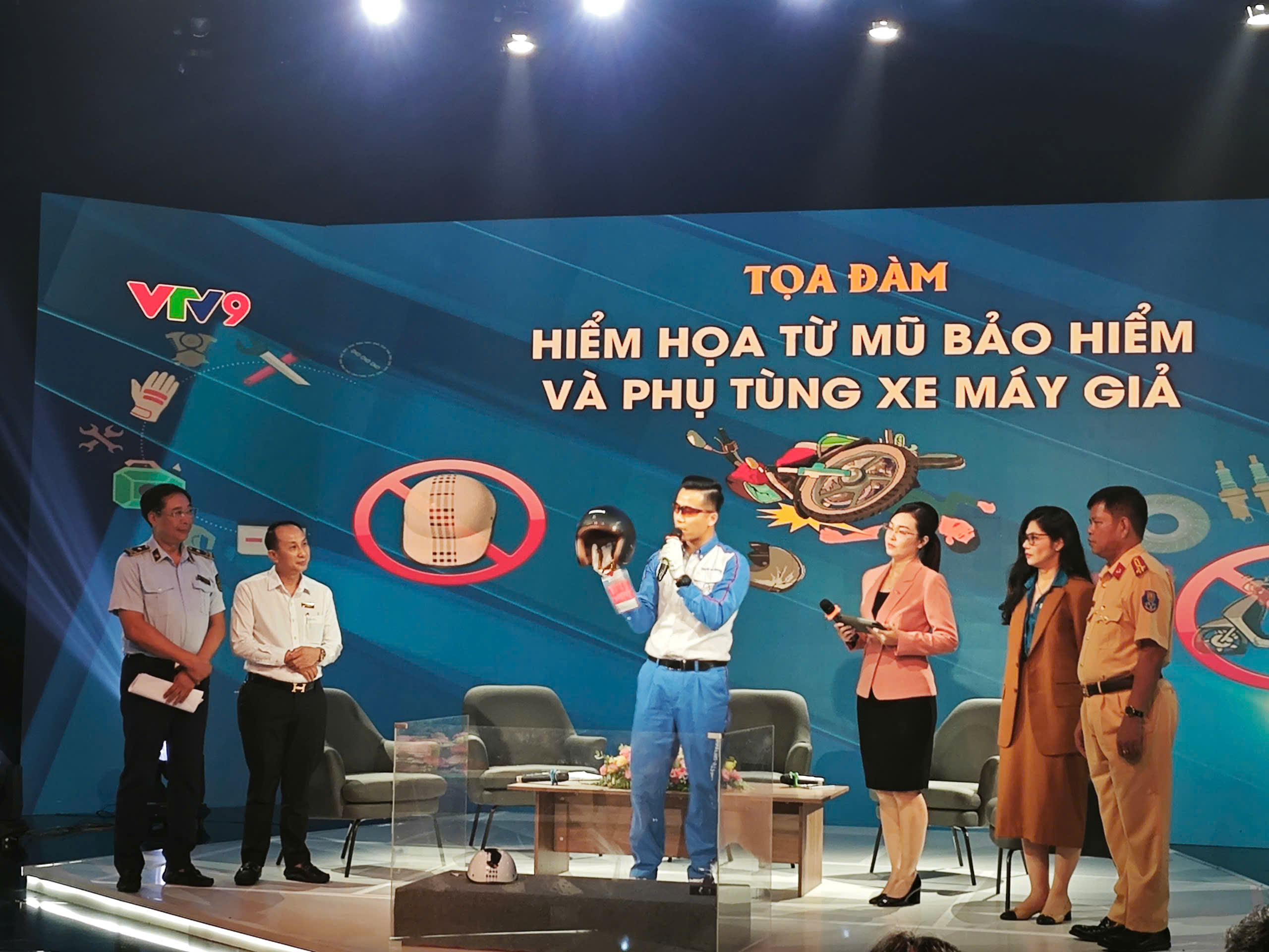 戴假头盔，换假零件，用生命付出代价