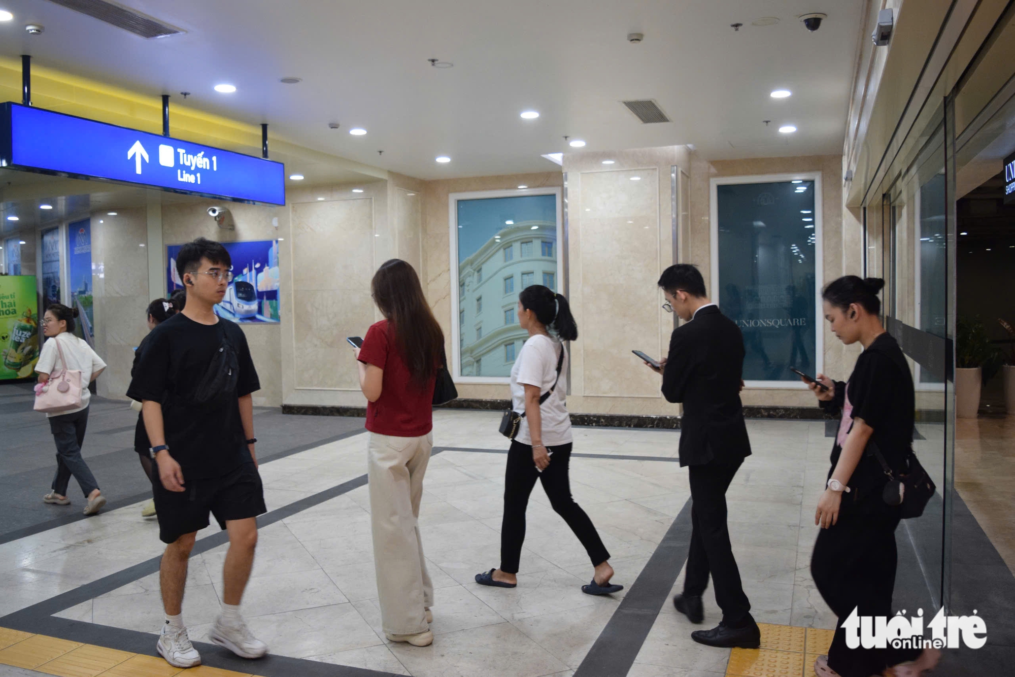 市民热切探索连接地铁站的胡志明市地下购物中心