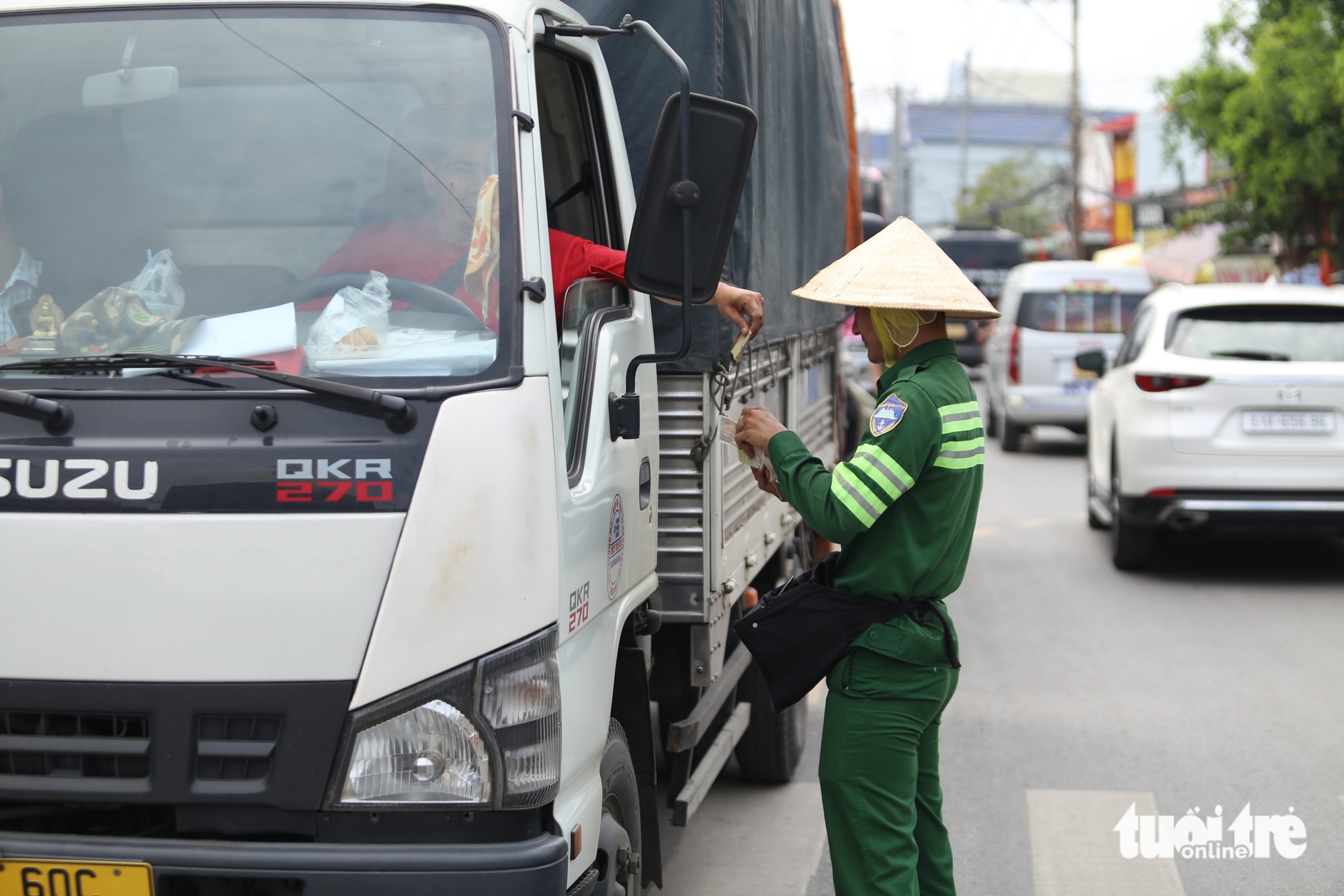 避开胡志明市-隆城-油椰高速的堵车，选择走卡特莱渡轮还是被堵