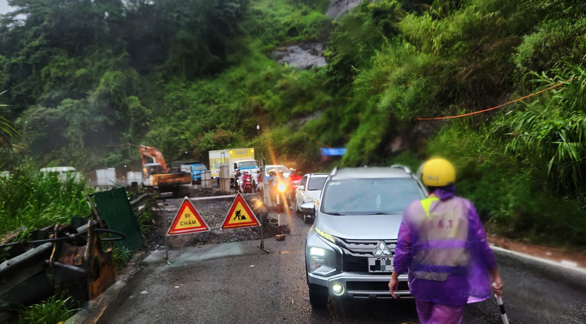 胡志明市游客前往大叻因保禄山口持续堵车被拦截