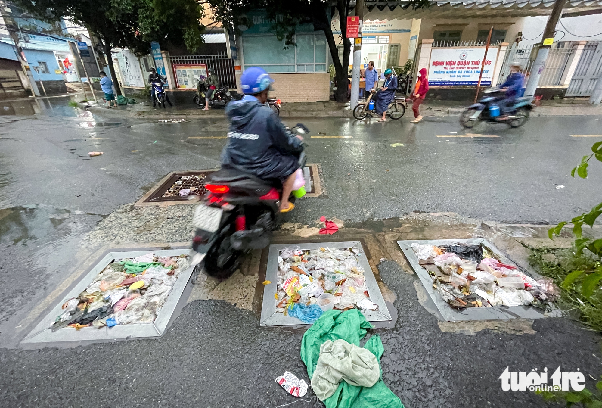 垃圾堵塞排水口，大雨时守德市场变成‘洪水中心’