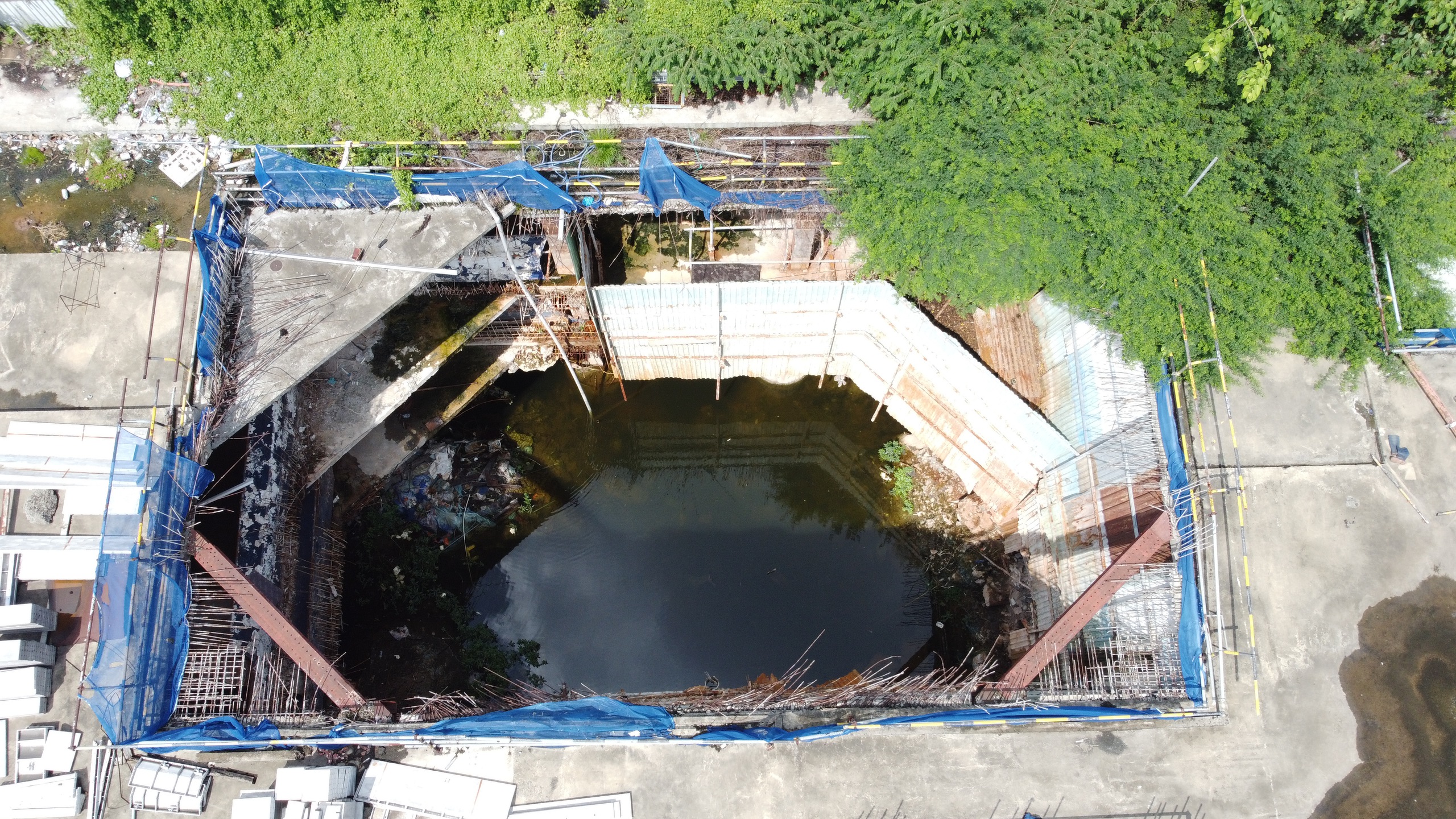 近距离观察胡志明市未批准施工、等待法律解决的Lancaster Lincoln违规项目