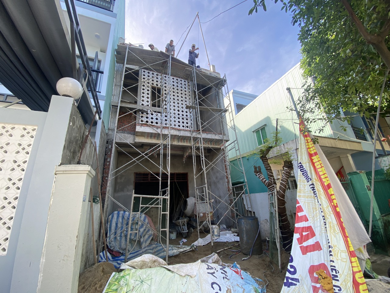 岘港的建筑承包商因找不到泥瓦工而哭泣