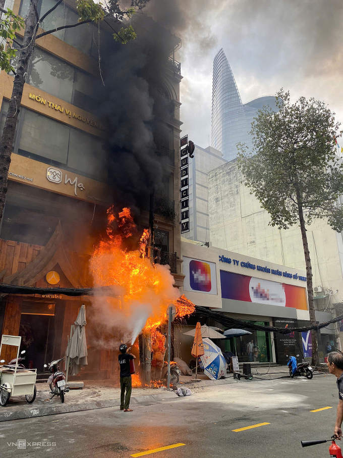 胡志明市中心餐厅前起火